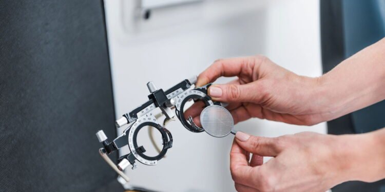 O maior erro ao usar lentes de contato e como evitar complicações sérias