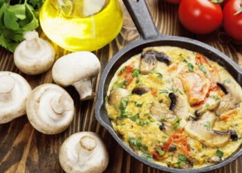 A receita de omelete que virou tendência entre quem odeia frigideira