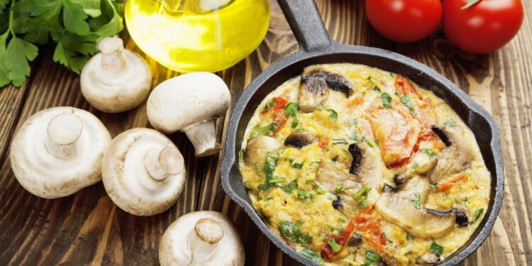 A receita de omelete que virou tendência entre quem odeia frigideira