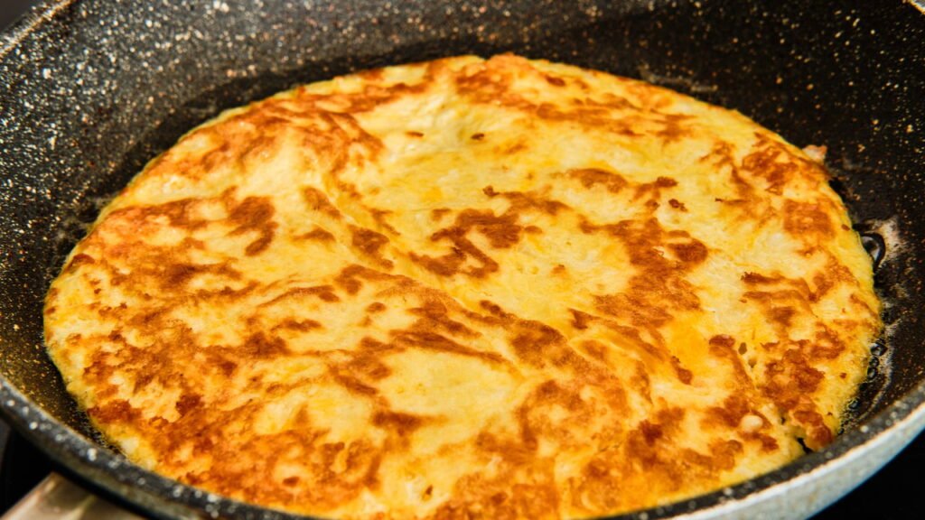 A receita de omelete que virou tendência entre quem odeia frigideira