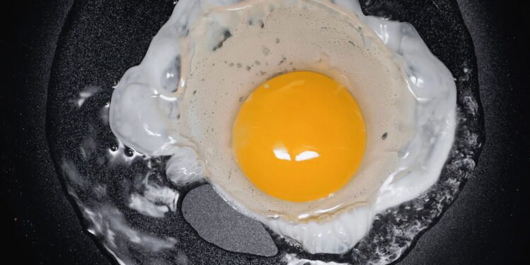 Por que quase todo mundo prepara ovo frito do jeito errado