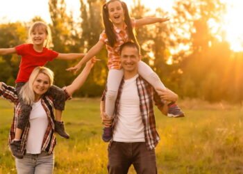 5 atitudes dos pais que afastam filhos adultos, segundo a psicologia