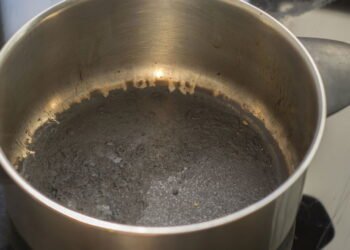 O segredo para remover queimado sem riscar sua panela está na sua cozinha