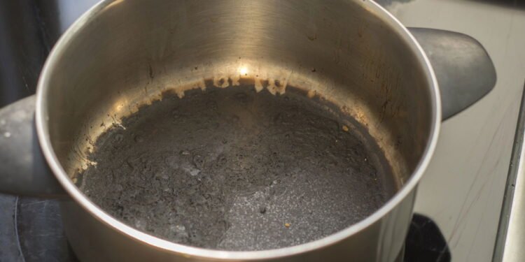 O segredo para remover queimado sem riscar sua panela está na sua cozinha