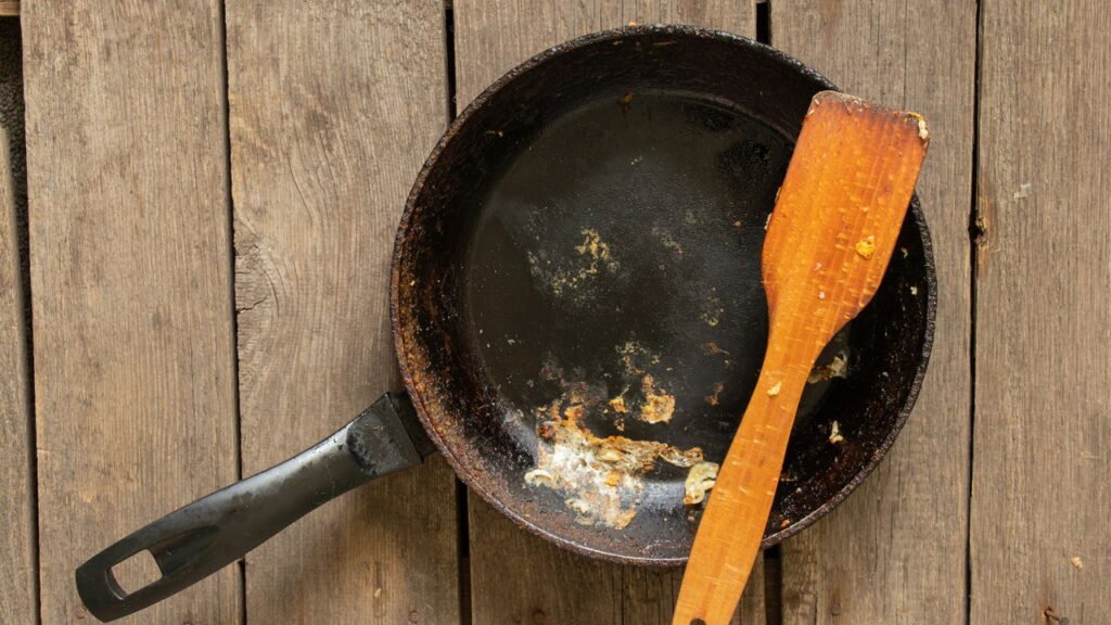 O segredo para remover queimado sem riscar sua panela está na sua cozinha