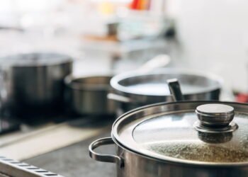 Você ainda guarda comida na panela? Veja por que isso pode ser um erro grave!