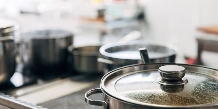 Panelas - Créditos: depositphotos.com / AntonMatyukha