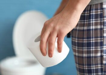 Como colocar papel higiênico para evitar que ele fique contaminado e cheio de bactérias, segundo especialista