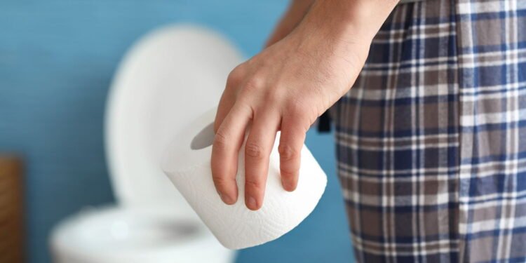 Como colocar papel higiênico para evitar que ele fique contaminado e cheio de bactérias, segundo especialista