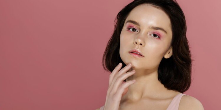 Pessoa posando para foto // Créditos: depositphotos.com / IgorVetushko