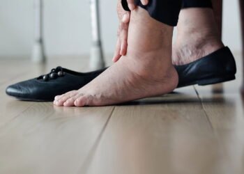 A melhor bebida natural para aliviar pés inchados nos dias quentes