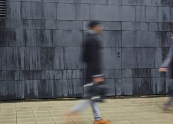 O que significa quando uma pessoa anda sempre muito rápido, segundo a psicologia