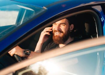 Eles atendem o telefone e ficam em silêncio. A Geração Z está mudando a forma como fazemos chamadas