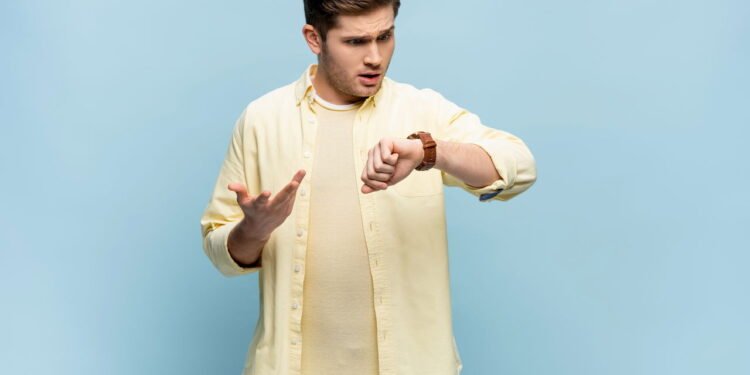 O que significa quando uma pessoa chega sempre atrasada, segundo a psicologia