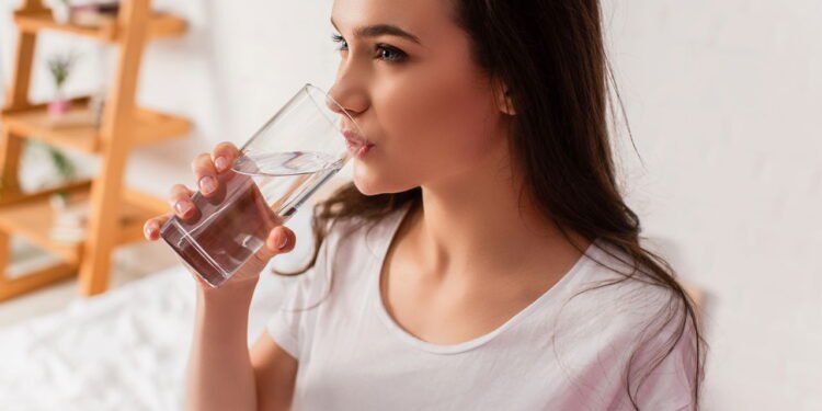 6 sinais inesperados de que você não está bebendo água suficiente, segundo especialistas em saúde