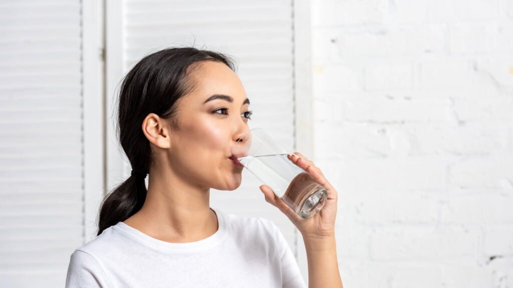 6 sinais inesperados de que você não está bebendo água suficiente, segundo especialistas em saúde