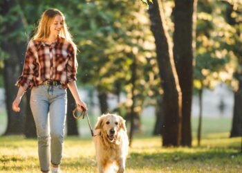 O que significa caminhar com as mãos atrás das costas, segundo a psicologia