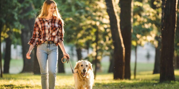 O que significa caminhar com as mãos atrás das costas, segundo a psicologia