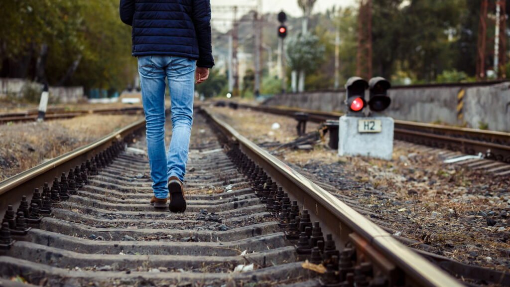 O que significa caminhar com as mãos atrás das costas, segundo a psicologia