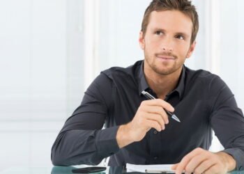 5 sinais que revelam que você não é uma pessoa confiante, segundo a psicologia