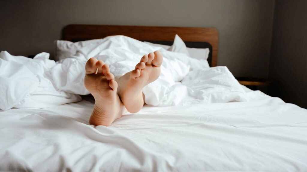 O que significa dormir sem meias, segundo a psicologia