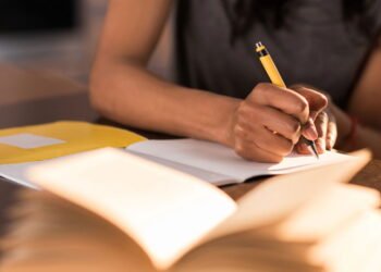 O que significa misturar letras maiúsculas e minúsculas, segundo a grafologia