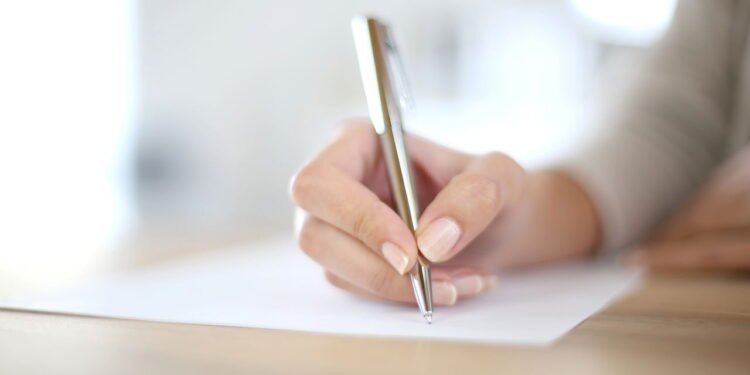 O que significa riscar ou apagar muito ao escrever um texto, segundo a grafologia