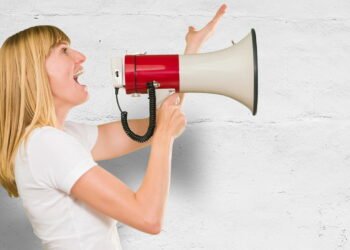 A psicologia explica por que algumas pessoas sempre falam muito alto