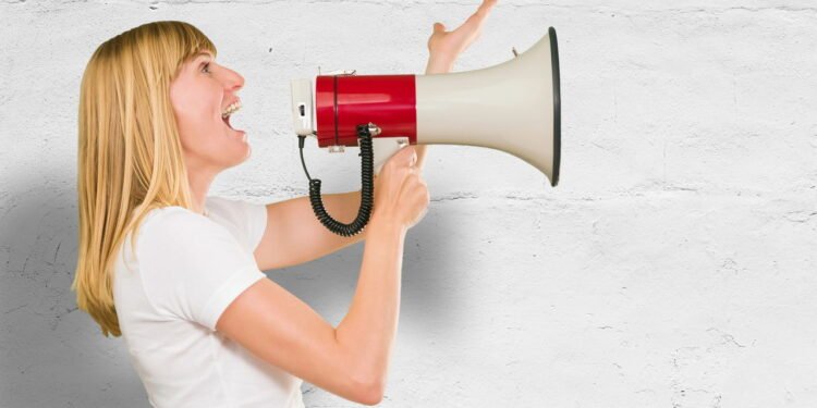 A psicologia explica por que algumas pessoas sempre falam muito alto