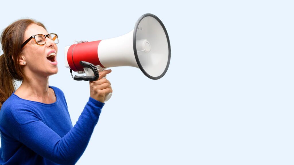 A psicologia explica por que algumas pessoas sempre falam muito alto