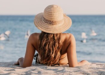 O erro que todo mundo comete na praia e destrói o cabelo sem perceber