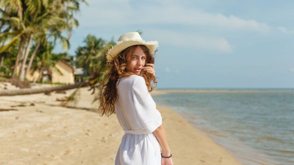 O erro que todo mundo comete na praia e destrói o cabelo sem perceber