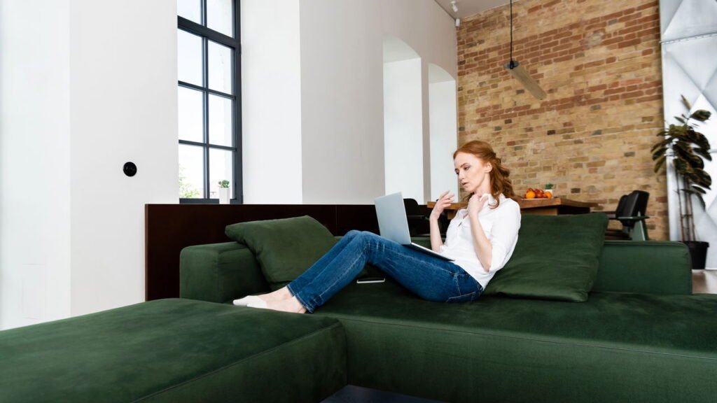 O que significa quando uma pessoa prefere ficar em casa ao invés de sair com amigos, segundo a psicologia