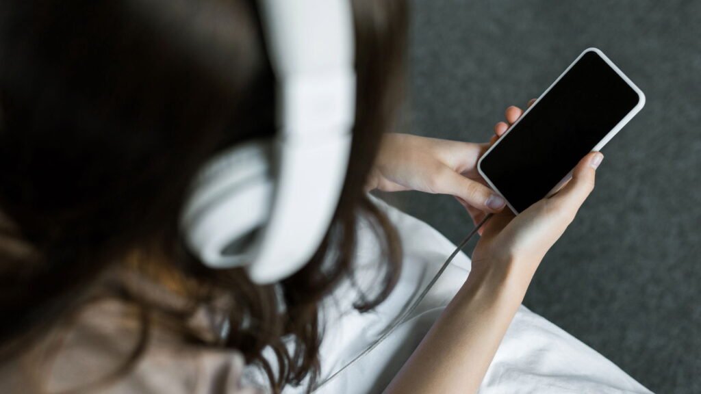 Por que ouvir a mesma música várias vezes vicia segundo a psicologia