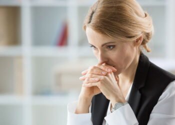 Sinais que parecem timidez podem esconder uma história emocional intensa