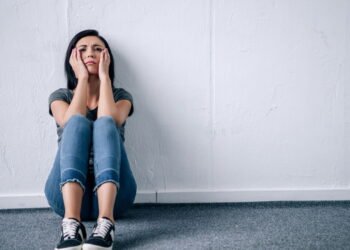 A psicologia diz que preferir a solidão à socialização constante é um sinal sutil dessas 7 características únicas