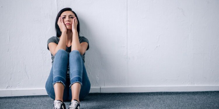 A psicologia diz que preferir a solidão à socialização constante é um sinal sutil dessas 7 características únicas