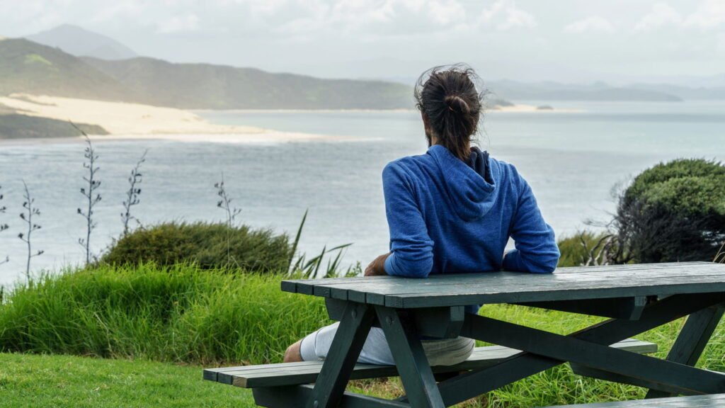 A psicologia diz que preferir a solidão à socialização constante é um sinal sutil dessas 7 características únicas