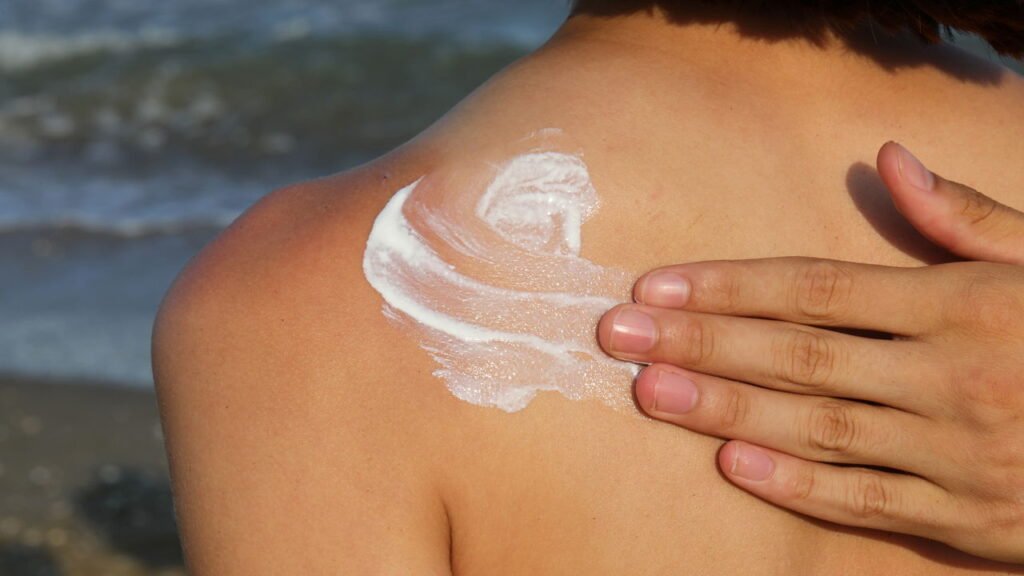 Os erros mais perigosos ao tomar sol e como se proteger de verdade