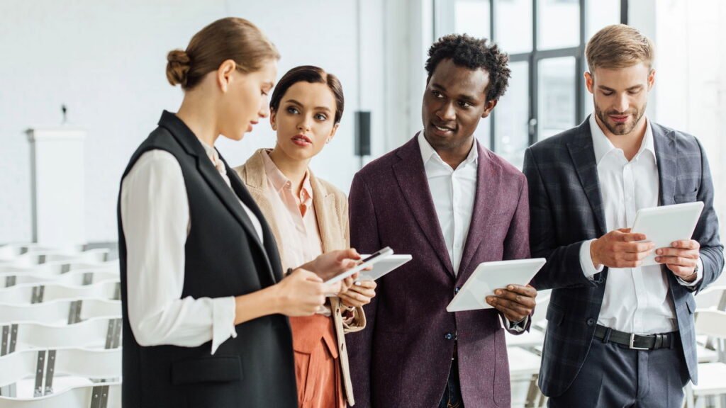 O que significa quando alguém sempre interrompe as conversas, segundo a psicologia