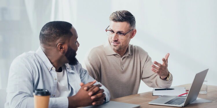 Por que você dá conselhos para os outros, mas não os segue? Veja o que diz a psicologia