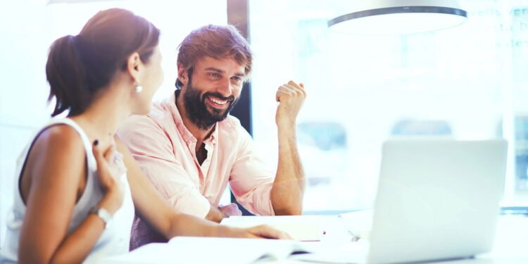 O que significa tocar no próprio rosto quando conversa, segundo a psicologia