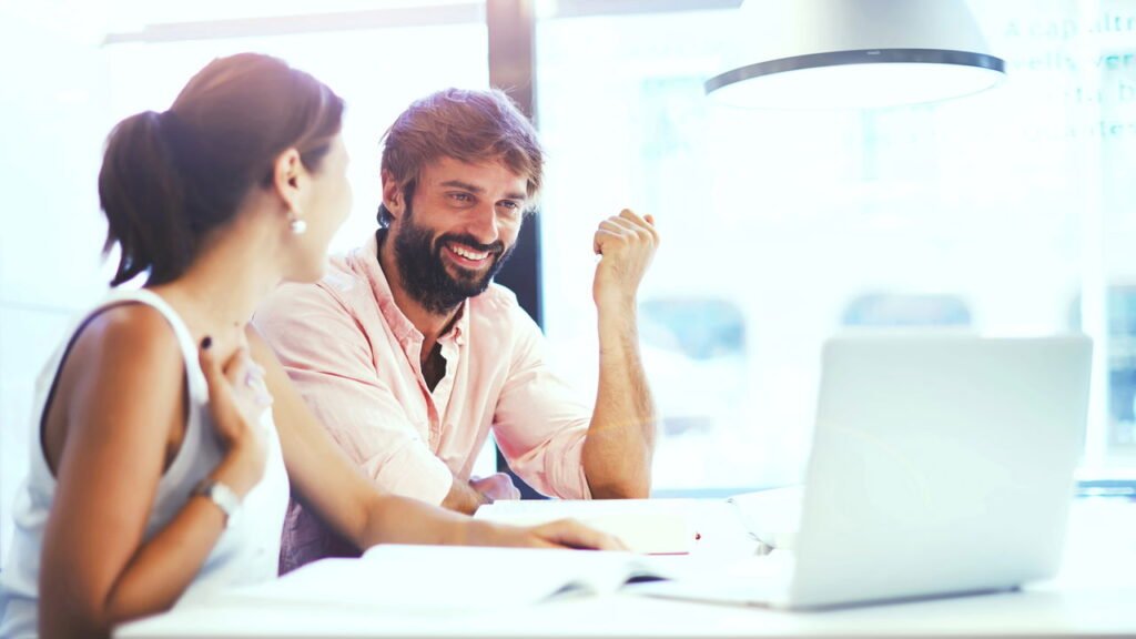 O que significa quando alguém interrompe conversas constantemente, segundo a psicologia