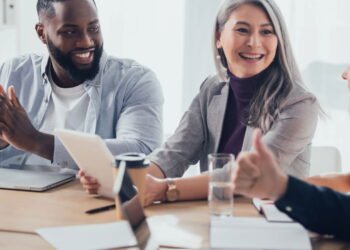 O que significa desviar o olhar ao falar com alguém, de acordo com a psicologia