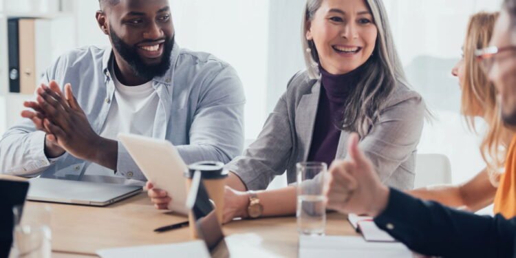 O que significa desviar o olhar ao falar com alguém, de acordo com a psicologia