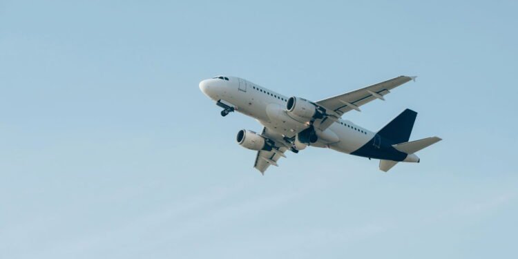 Você é daqueles que gosta de ficar parado no corredor depois que o avião pousa? Pode custar caro.