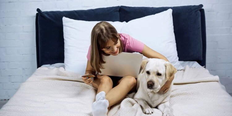 Dormir com pet - Créditos: depositphotos.com / AntonLozovoy