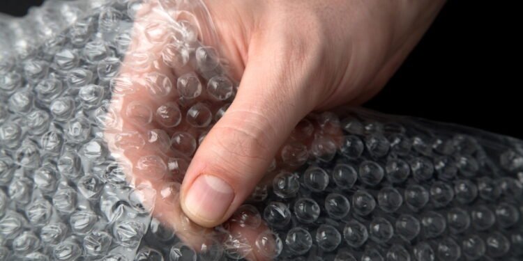 Você não imagina como o plástico-bolha pode salvar seus dias gelados