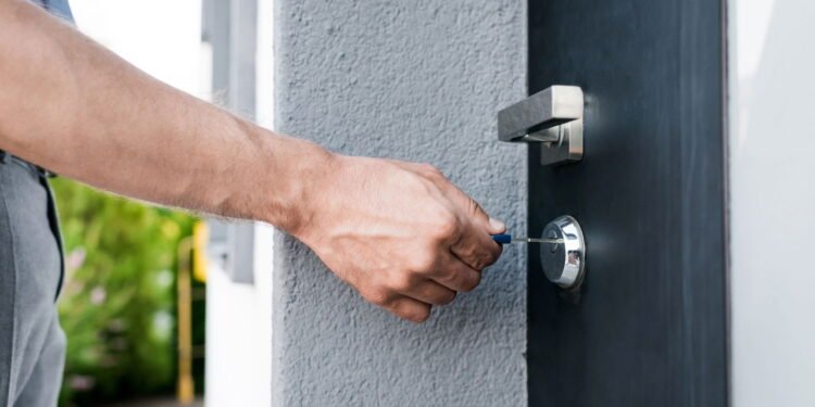 O truque mais simples para acabar com porta rangendo usando óleo de cozinha