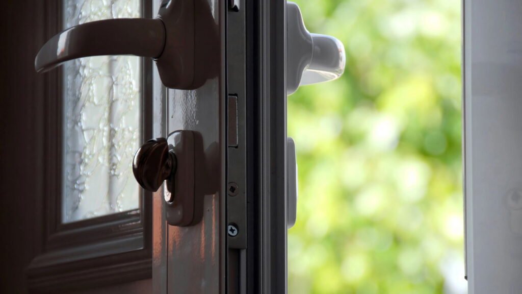 O truque mais simples para acabar com porta rangendo usando óleo de cozinha